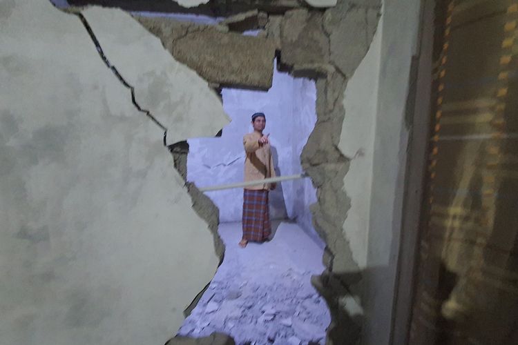 Anang Subardi menunjukan rumah yang rusak akibat gempa Bantul di Kuwon Kulon, Pacarejo, Semanu, Gunungkidul. Jumat (30/6/2023) malam