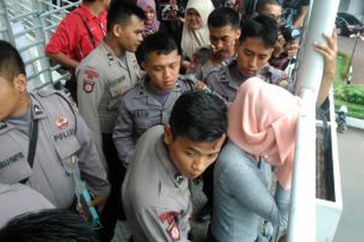 Seorang wanita diduga hendak loncat dari jembatan penyeberangan di halte Kuningan Madya, Kuningan, Jakarta Selatan, Jumat (24/4/2015).