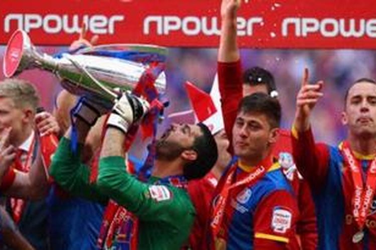 Para pemain Cyrstal Palace merayakan sukses mereka promosi ke Premier League mulai musim 2013-14, setelah mengalahkan Watford di babak play-off.