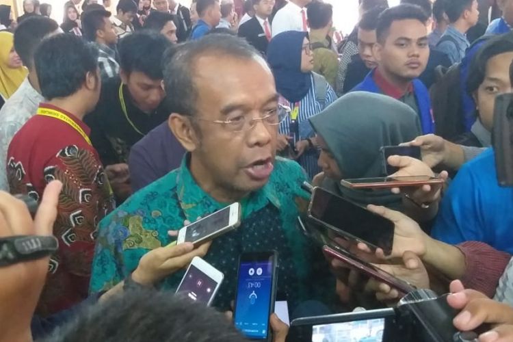 Sekretaris Kementerian Pemuda dan Olahraga, Gatot S Dewa Broto usai menghadiri acara dialog Nasional Mengelola Even Olahraga  di Universitas Sriwijaya (Unsri) Palembang, Sumatera Selatan, Kamis (21/02/2019). 