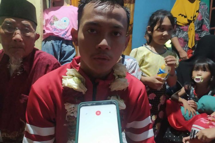 Pemain Timnas Indonesia U-16 Muhammad Rizky Afrizal, saat pulang ke rumah orang tuanya, di Dusun Gapuk, Desa Genukwatu, Kecamatan Ngoro, Kabupaten Jombang, Jawa Timur, Jumat (19/8/2022) malam.