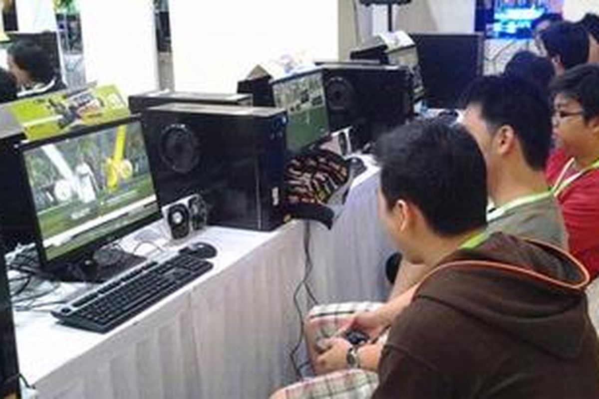 Para gamer menjajal kehandalan kartu grafis GeForce GT 600 di acara Nvidia Day, Sabtu (14/7/2012)