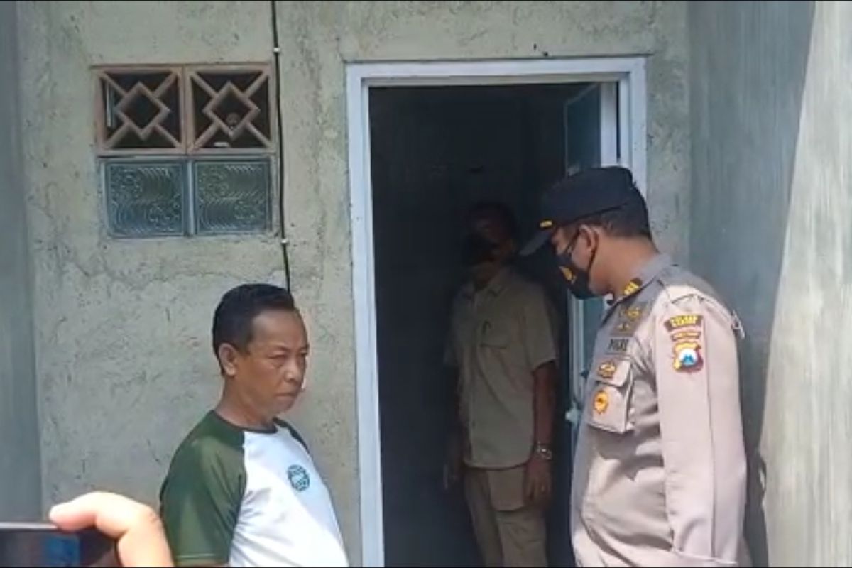 Kapolsek Wungu, AKP Agung Darmawan mendatangi lokasi kamar mandi warung kopi yang menjadi tempat mesum sepasang remaja, Rabu (7/9/2022). 