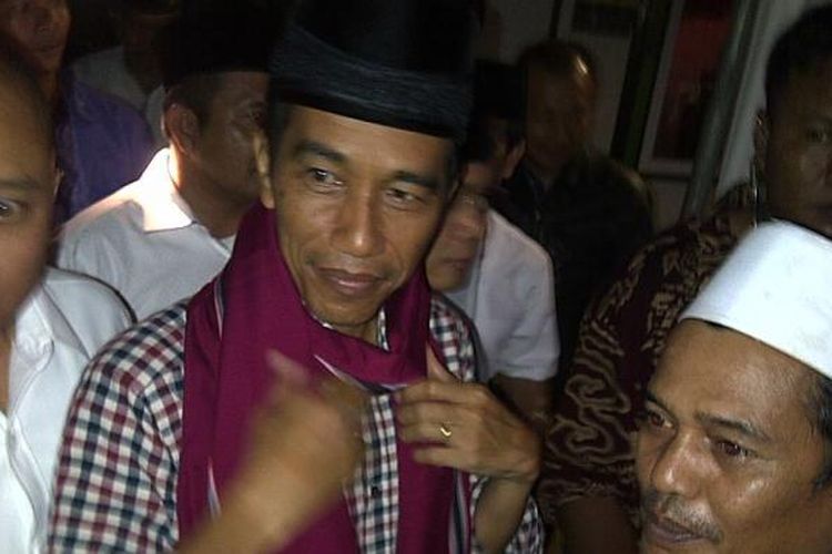 Jokowi di Ponpes Babussalam Kabupaten Malang, Jawa Timur, Jumat (27/6/2014) malam, saat dihadiahi sorban dari pengasuh Ponpes Babussalam, KH Thoriq.