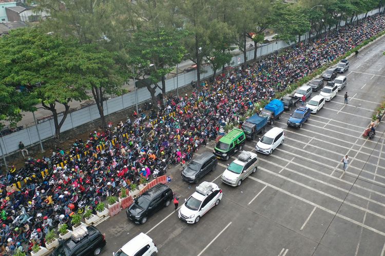 Foto udara pemudik bersepeda motor antre untuk memasuki Pelabuhan Merak di Banten, Sabtu (30/4/2022). Pelabuhan Merak dipadati puluhan ribu pemudik berkendaraan roda. ANTARA FOTO/Akbar Nugroho Gumay/tom.