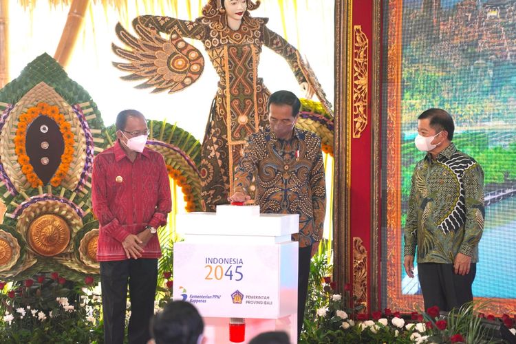 Presiden Joko Widodo (Jokowi) bersama Menteri PPN/Kepala Bappenas Suharso Monoarfa dan Gubernur Bali I Wayan Koster meluncurkan Peta Jalan Ekonomi Kerthi Bali Menuju Bali Era Baru yang berlangsung di Three Mountains, Kura Kura Bali, Jumat (3/12/2021).  