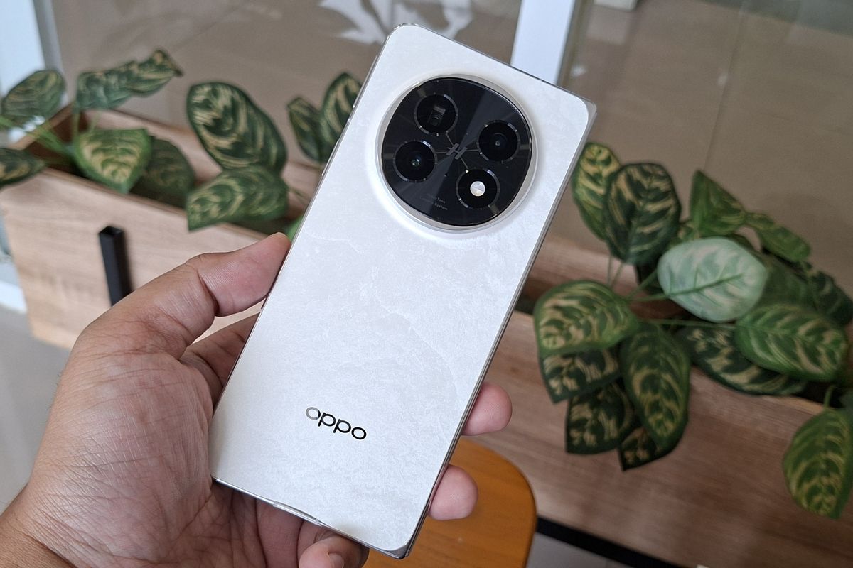 Bagian belakang Oppo Find N5 ketika dilipat. Ponsel ini memiliki tiga kamera belakang yang masing-masing memiliki resolusi 50 MP (f/1.9, PDAF, OIS), 50 MP (f/2.7, periskop telefoto, 3x optical zoom, OIS), 8 MP (f/2.2, ultrawide, bidang pandang 116 derajat).