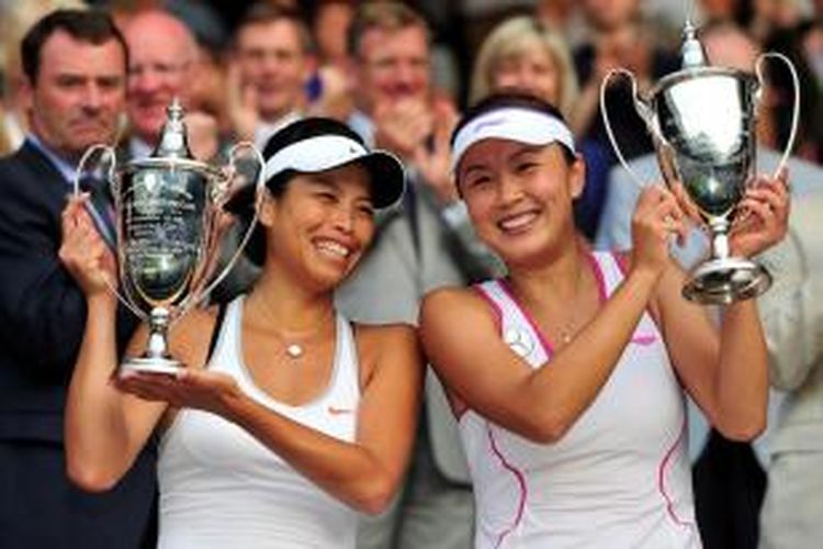 Petenis China Peng Shuai (kanan) dan Hsieh Su-Wei, dari Taiwan memamerkan trofi juara yang mereka dapatkan usai mengalahkan pasangan Australia, Ashleigh Barty dan Casey Dellacqua dalam babak final ganda putri Grand Slam Wimbledon 2013.


