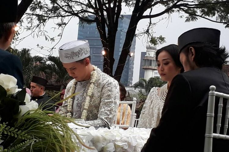 Jevin Julian dan Rinni Wulandari melangsungkan akad nikah di Rumah Suwarno, Pasar Minggu, Jakarta Selatan, Minggu (7/5/2017).