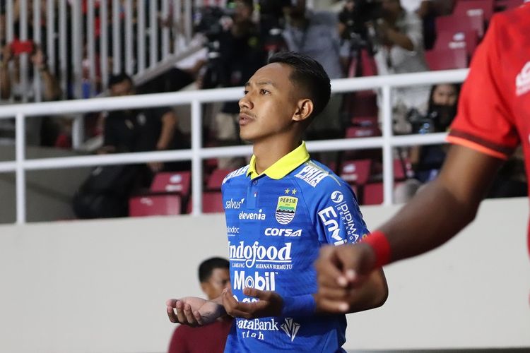 Pemain Persib Bandung, Beckham Putra Nugraha memasuki lapangan jelang laga uji coba Persis Solo vs Persib Bandung di Stadion Manahan, Sabtu (15/2/2020).