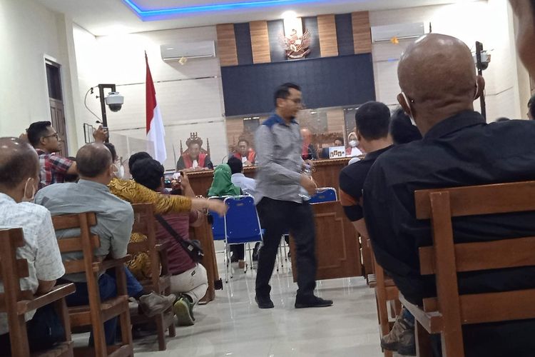 Saksi Fajar (staf honor Unila) usai dikonfrontir oleh jaksa KPK dalam sidang suap Unila di Pengadilan Tipikor Tanjung Karang, Selasa (24/1/2023).