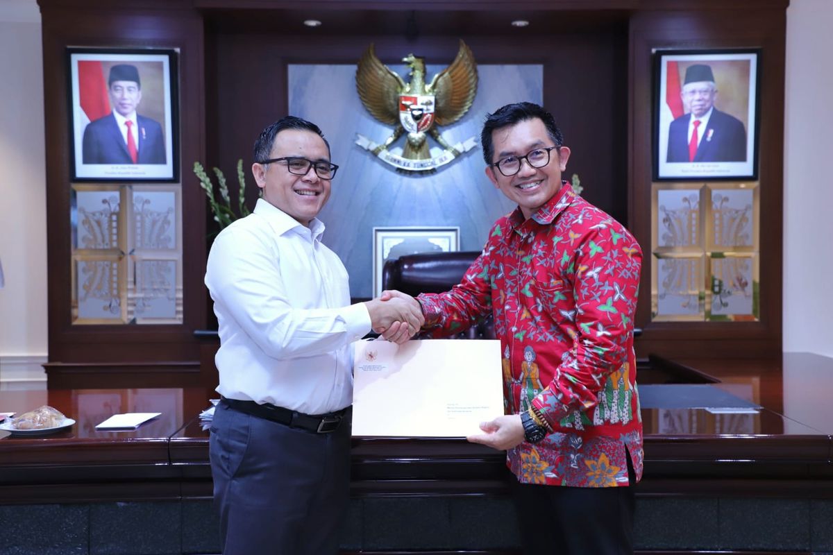 Menteri Pendayagunaan Aparatur Sipil Negara Reformasi Birokrasi (Menpan-RB) Abdullah Azwar Anas saat bertemu dengan Plt Kepala LAN M Taufiq di Kantor Kementerian Pendayagunaan Aparatur Negara dan reformasi Birokrasi (Kementerian PAN), Jakarta, Rabu (21/2/2024).