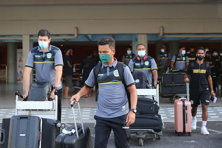 Seusai menjalani karantina di Jakarta Pelatih Timnas Timor Leste Fabio Magrao bersama pemain dan official mendarat di Bandara I Gusti Ngurah Rai Bali, Selasa (25/1/2022) sore. Mereka akan menjalani uji coba melawan Timnas Indonesia pada tanggal 27 dan 30 Januari 2022 dalam rangka FIFA Matchday di Stadion Kapten I Wayan Dipta Gianyar.