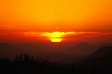 Terlihat Biru di Siang Hari, Mengapa Langit Menjadi Merah atau Oranye Saat Senja?