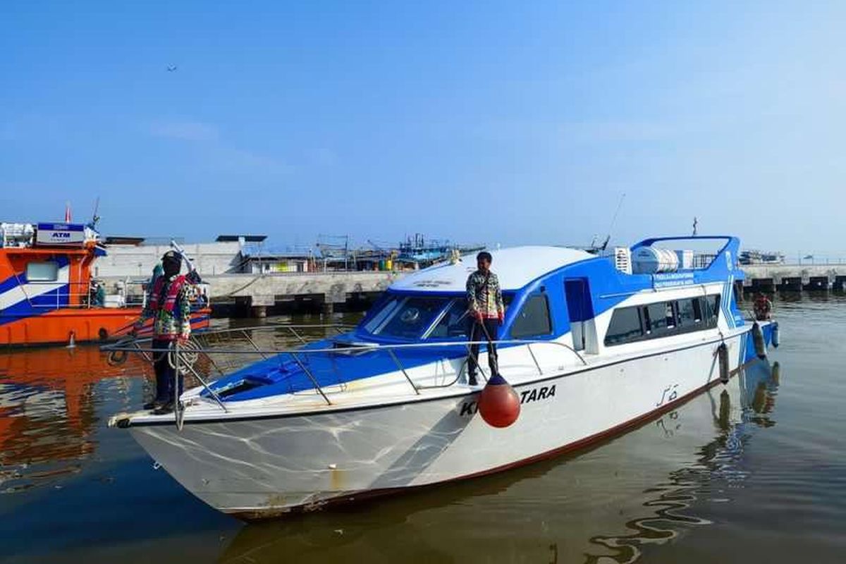 Pelabuhan Kali Adem Muara Angke atau Pelabuhan Kaliadem adalah penyeberangan paling ramai menuju ke Kepulauan Seribu.