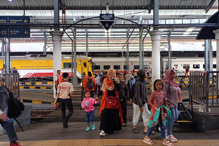 Puncak libur panjang Natal dan Tahun Baru (Nataru) untuk transportasi kereta api di wilayah Daop 8 Surabaya diprediksi terjadi pada Minggu (28/12/2025).