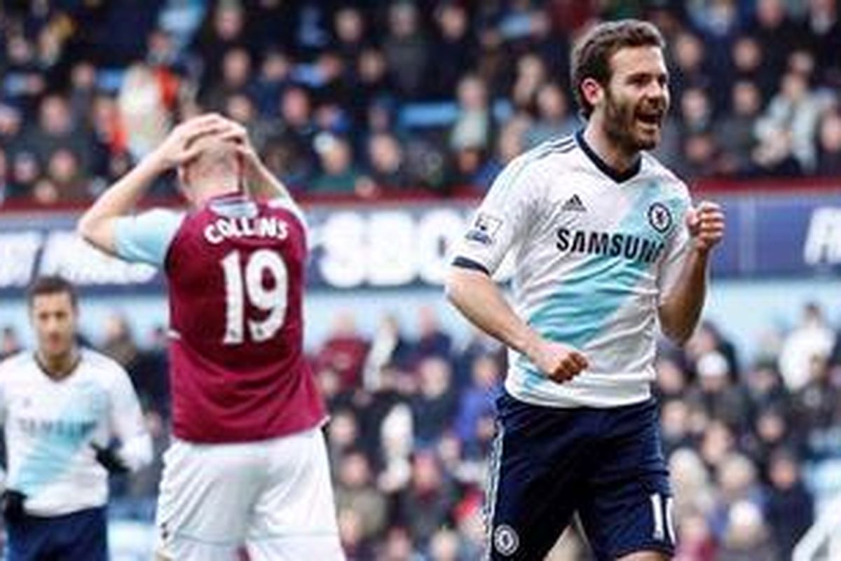 Gelandang Chelsea, Juan Mata (kanan), merayakan golnya ke gawang West Ham, pada laga Premier League, di Upton Park, Sabtu (1/12/2012).