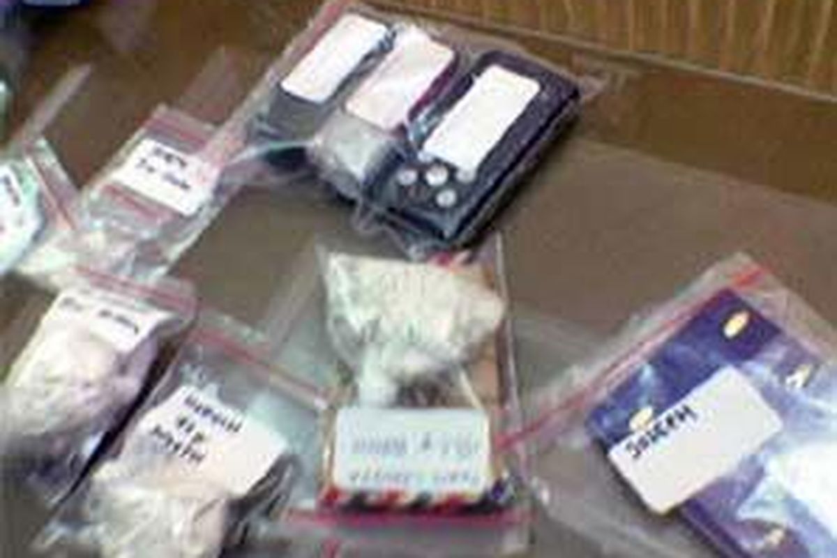 Inilah barang bukti yakni heroin yang berjumlah tak lebih dari 1 kg yang ditemukan dalam penangkapan tersangka sindikat narkoba Nigeria, selain juga HP yang digunakan komunikasi antar mereka. Barang bukti diperlihat pada media saat jumpa pers di Badan Narkotika Nasional (BNN), Jakarta, Kamis (21/8).