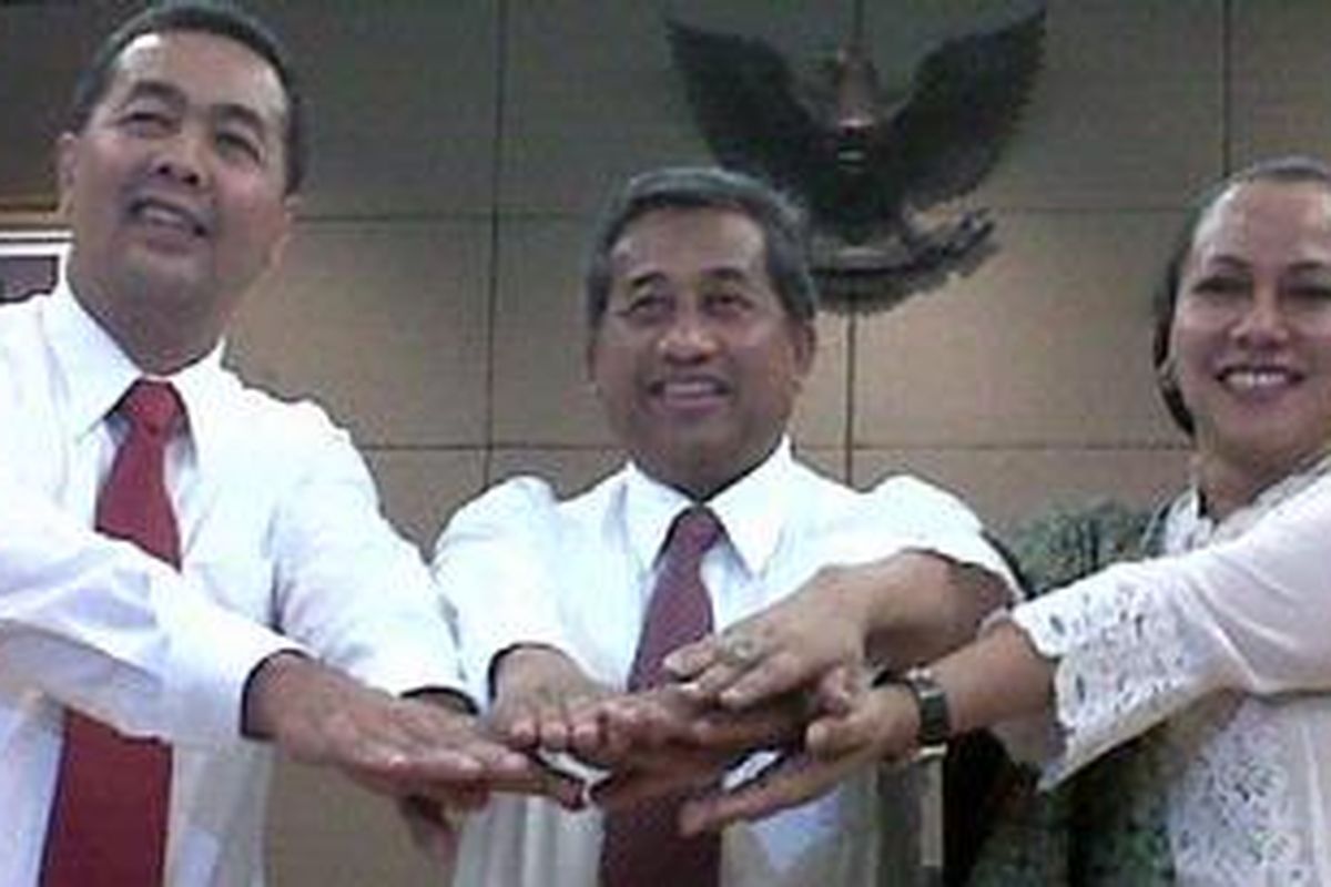 Menteri Pendidikan dan Kebudayaan (Mendikbud), Mohammad Nuh (tengah), Wakil Mendikbud Bidang Pendidikan, Musliar Kasim (kiri), dan Wakil Mendikbud Bidang Kebudayaan, Windu Nuryanti (kanan) berfoto bersama di Kemdikbud, Rabu (19/10/2011).