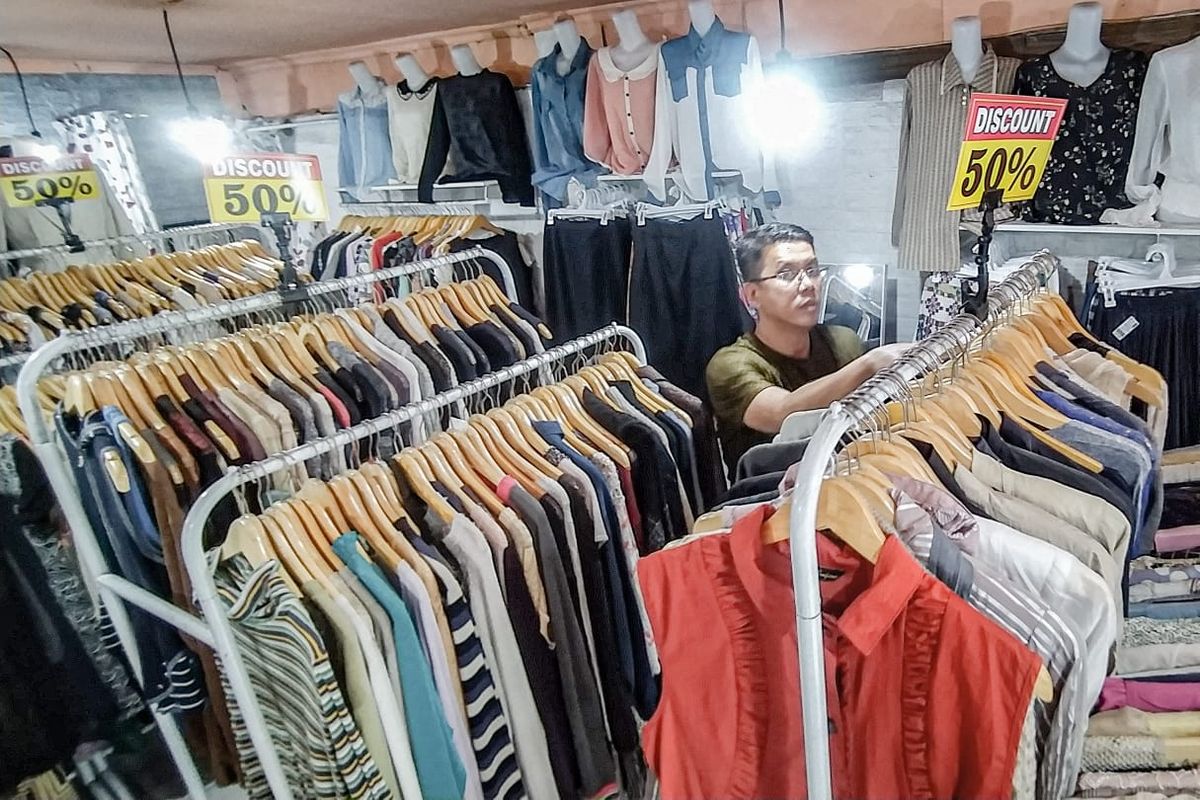 Toko thrifting wanita ramai diburu konsumen di Kota Cimahi, Jawa Barat.