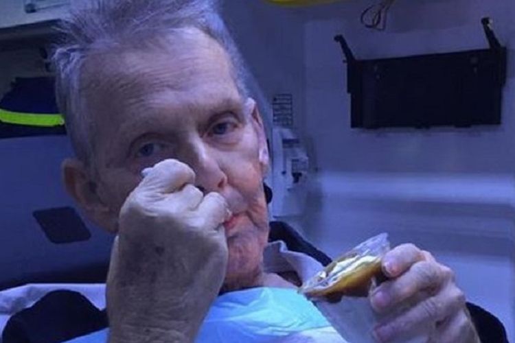 Dalam foto yang dirilis Dinas Ambulans Queensland (QAS), terlihat Ron McCartney memakan es krim sundae karamel sebagai permintaan terakhir. Pria 72 tahun itu meninggal pekan lalu.