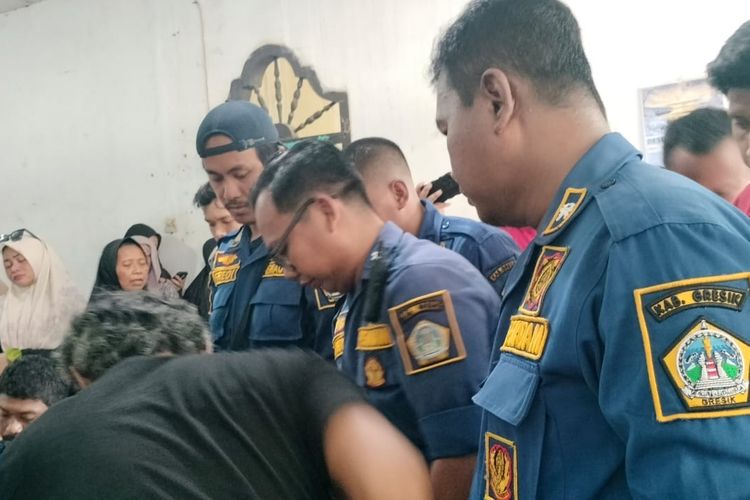 Damkar Gresik 3 Kali Evakuasi Perempuan Berbobot 400 Kg, ke Rumah Sakit hingga Pemakaman