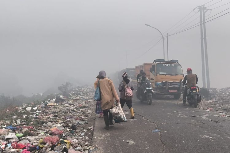Tak Hanya Sulit Dipadamkan, Kebakaran TPA Jatiwaringin Kini Picu ISPA dan Antrean Truk Sampah