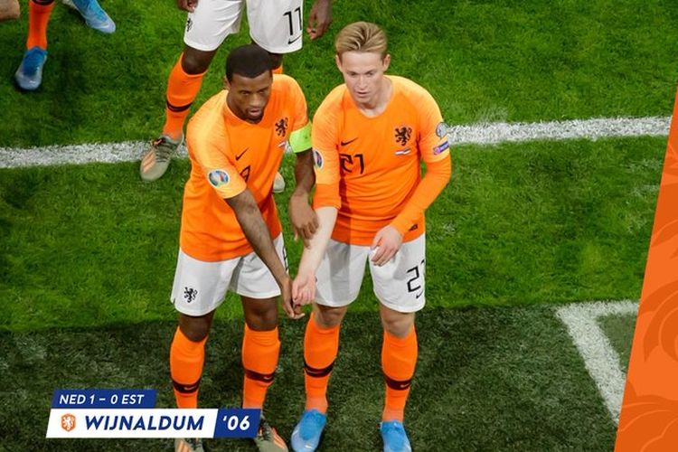 Georginio Wijnaldum merayakan gol pertama timnya pada laga Belanda vs Estonia dalam lanjutan kualifikasi Euro 2020 di Johan Cruyff Arena, 19 November 2019. 