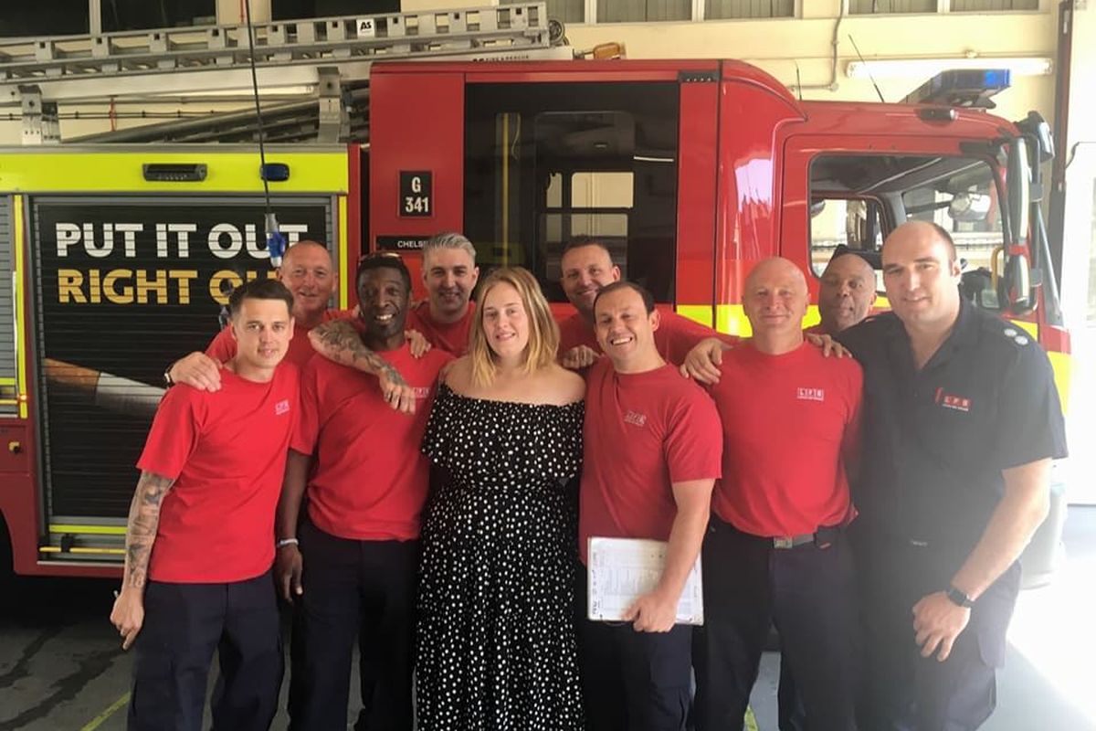 Adele berfoto bersama para petugas pemadam kebakaran dari Chelsea Fire Station, Senin (19/6/2017). Foto ini diunggah Rob Petty, seorang personel dinas pemadam kebakaran tersebut.