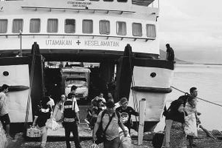 Kapal feri Cengkih Afo, Minggu (15/12/2013) pagi, sedang merapat di Pelabuhan Penyeberangan Ampana, Kabupaten Tojo Unauna, Sulawesi Tengah. Kapal ini berlayar dari Marisa (Provinsi Gorontalo) dan Dolong (Kepulauan Togean).