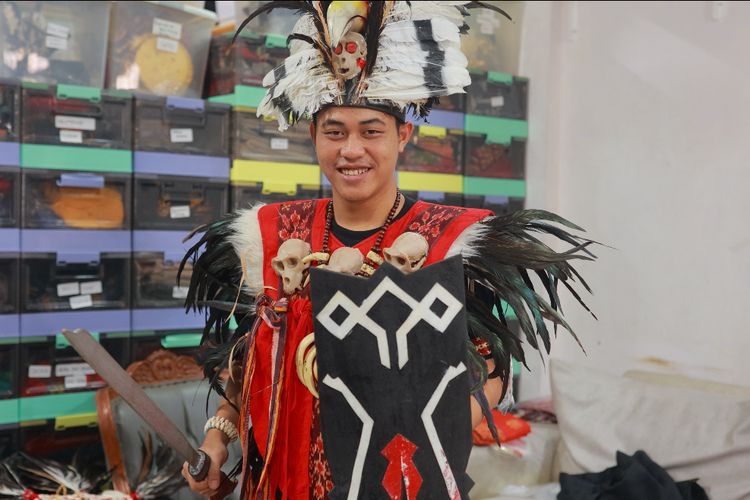 Tampilan Baju Kabasaran dari Minahasa, Sulawesi Utara.