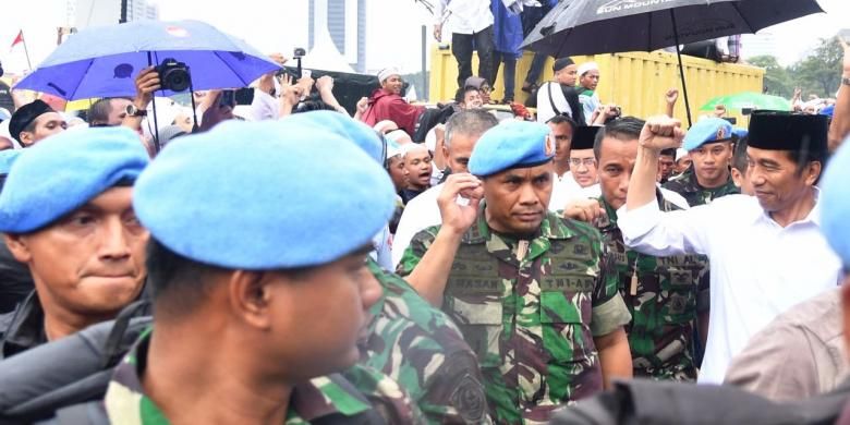 Suasana pengamanan Presiden Joko Widodo saat menunaikan ibadah shalat Jumat di Silang Monas, Jumat (2/12/2016).