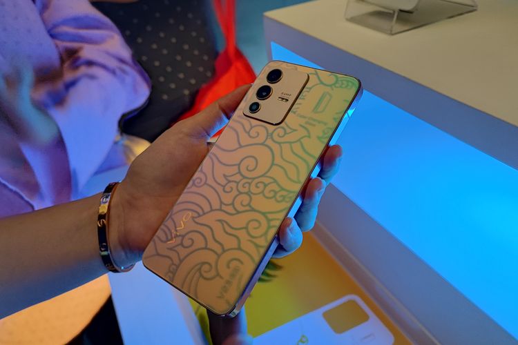 Punggung Vivo V23 5G di-tato sementara dengan pola batik megamendung.