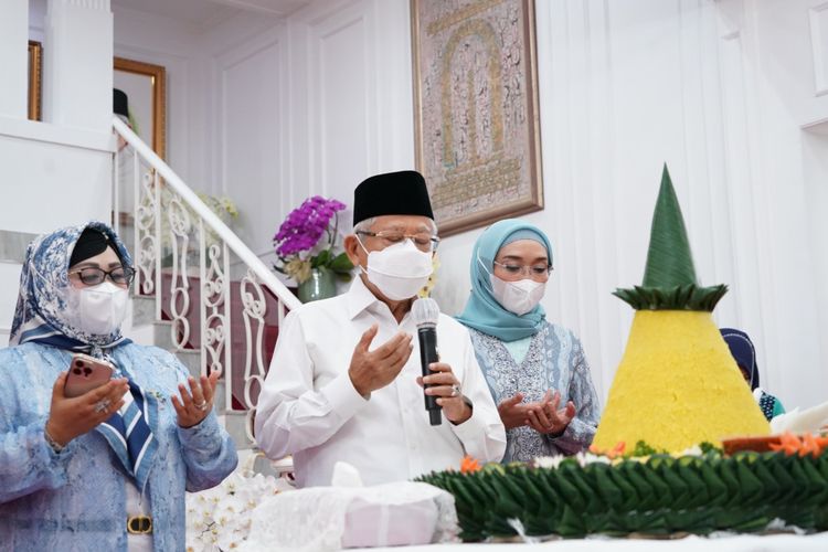 Wakil Presiden Ma'ruf Amin merayakan ulang tahunnya yang ke-79 tahun dengan memotong tumpeng di Kediaman Resmi Wapres di Jalan Diponegoro, Jakarta, Jumat (11/3/2022) pagi.