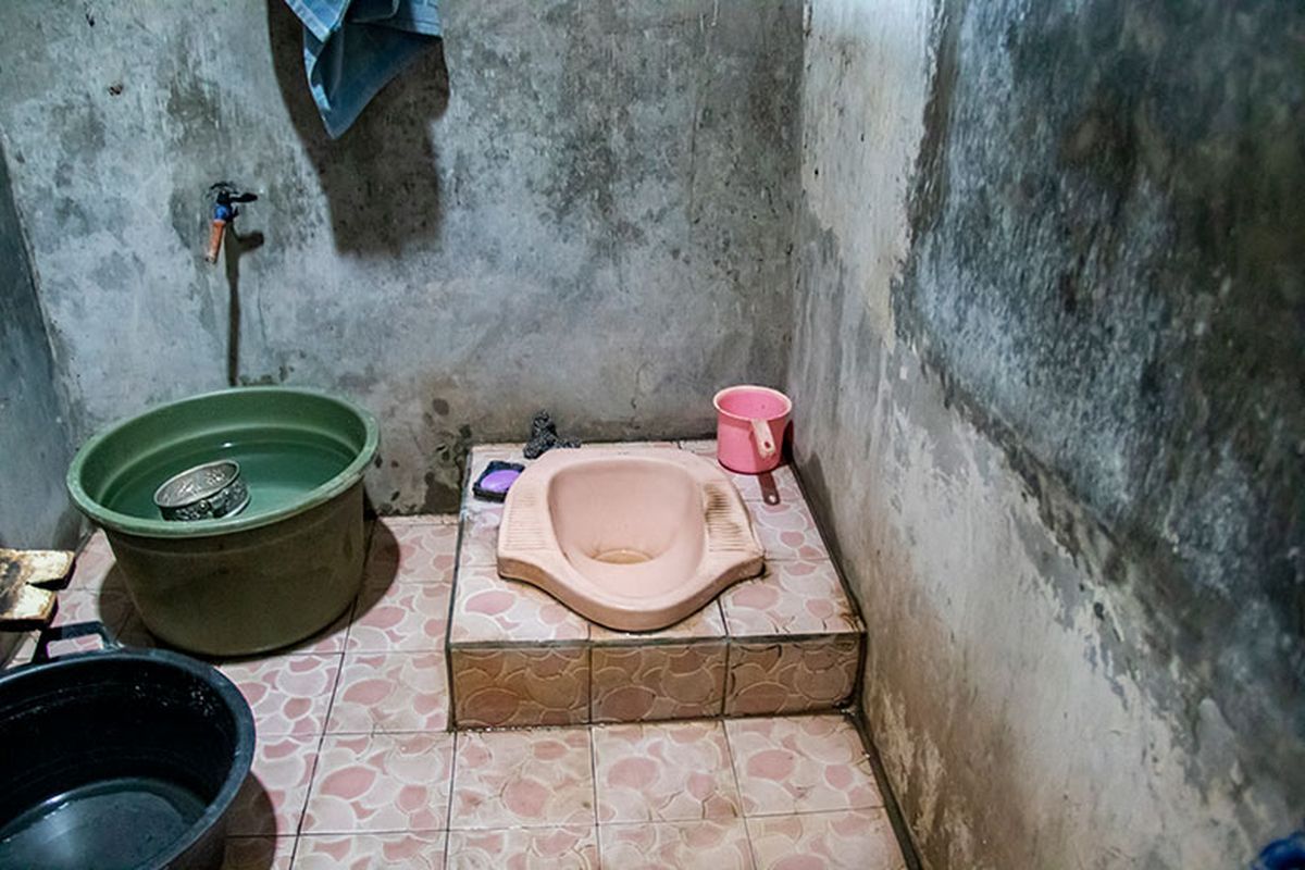 Jamban yang merupakan bantuan dari Pemerintah Desa Papahan Karanganyar kepada warga yang membutuhkan.