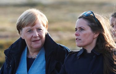Perdana Menteri Islandia Katrin Jakobdsdottir (kanan) berbicara dengan Kanselir Jerman Angela Merkel di Reykjavik, pada 19 Agustus 2019.