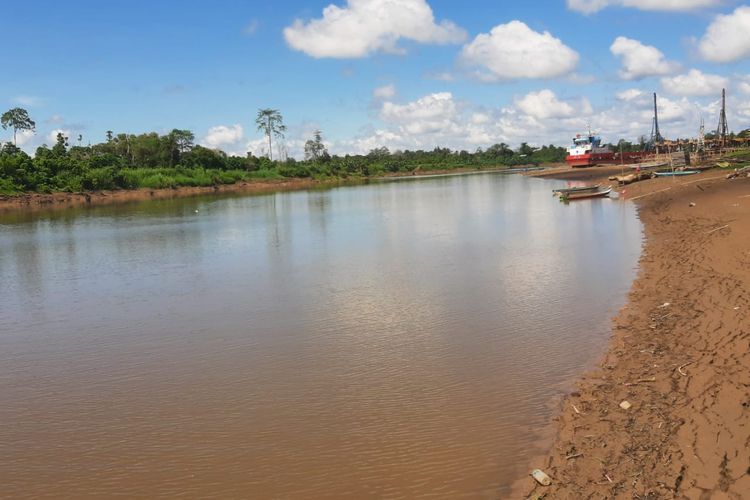 Kondisi sungai Sembakung di Nunukan Kaltara yang surut. BPBD mengimbau masyarakat lebih waspada karena jalur banjir kiriman dari Malaysia ini bisa berpotensi lebih bahaya dari sebelumnya