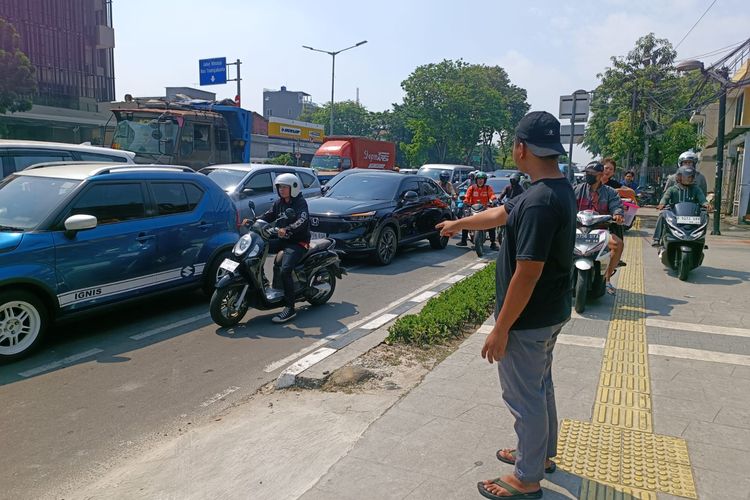 Rio (20), karyawan toko setempat, sedang menunjukkan posisi mobil berhenti di bahu Jalan Pemuda, Rawamangun, Pulogadung, Jakarta Timur, Jumat (21/7/2023).
