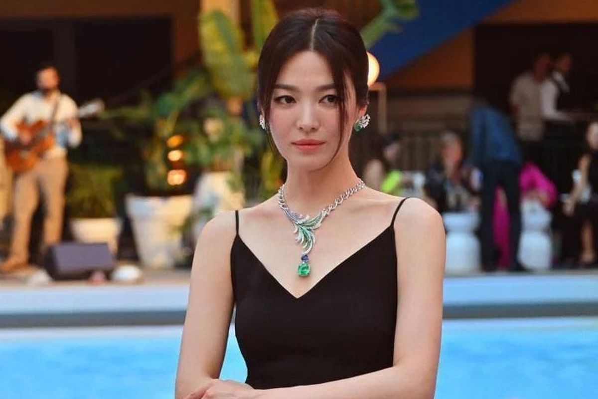 Song Hye Kyo dalam acara Chaumet di Paris