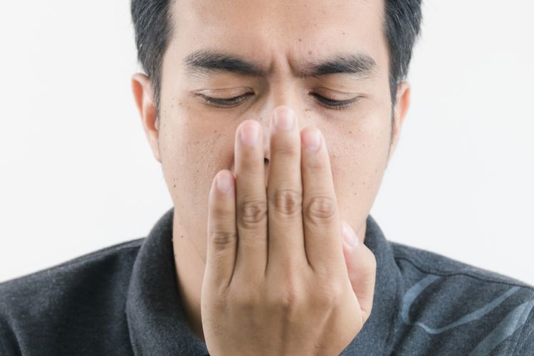 Masalah bau mulut kerap dialami oleh orang yang berpuasa karena selama lebih dari 12 jam tidak makan dan minum.