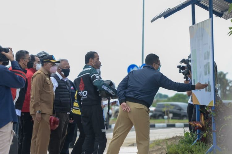 Selain By Pass Mandalika, Presiden Jokowi tinjau penataan dan penghijauan di kawasan Bundaran Sunggung, Mandalika, Kamis (13/1/2022).