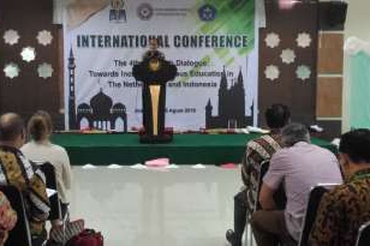 Gubernur Maluku.Said Assagaff saat menyampaikan sambutannya dalam acara Konferensi Internasional kerukunan umat eragama di Gedung Islamic Centre Ambon, Rabu (24/8/2016)