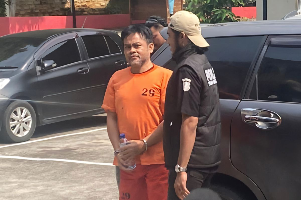 Seorang pria berinisial KP (50) ditangkap polisi atas dugaan hendak mengedarkan narkotika di wilayah  Jakarta Selatan, Rabu (8/5/2024).