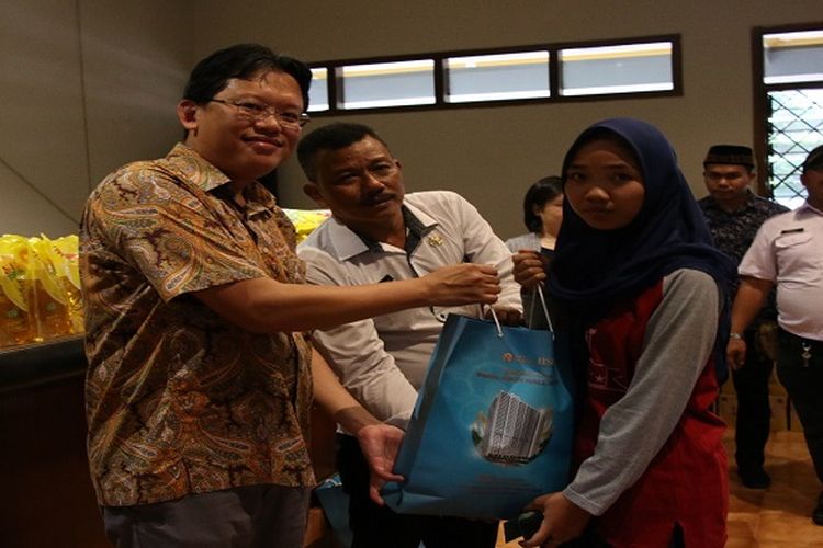 Perwakilan dari SKY HOUSE BSD+ dan Kepala desa Sampora Bapak Ahmad Sanusi bersama-sama mendistribusikan santunan dan sembako bagi perwakilan dari anak-anak.