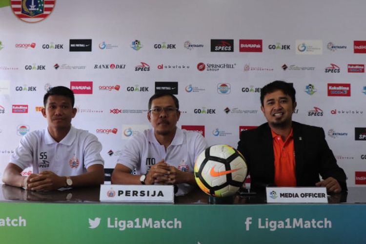Pemain dan Asisten pelatih Persija Jakarta, Sandi Darman Sute serta Mustaqim dalam jumpa pers, Kamis (26/7/2018).
