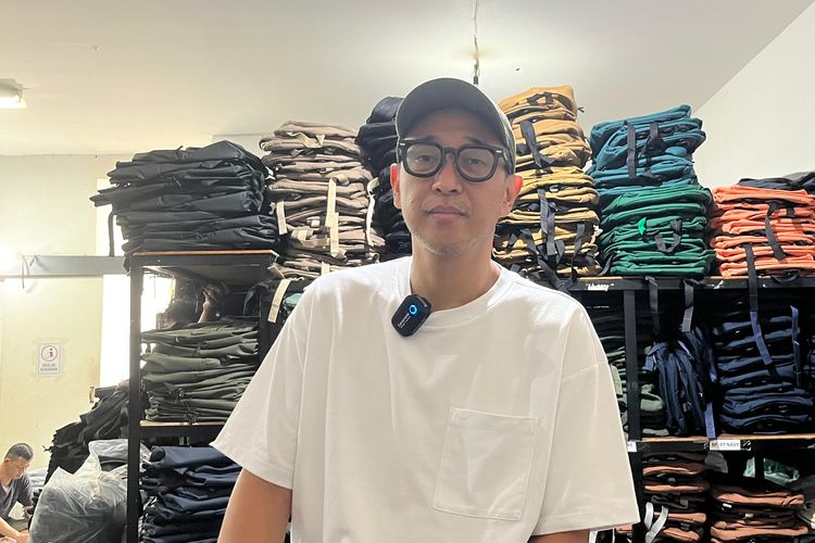 Henry, pemilik usaha tas Open Ending di lokasi produksinya di Bandung, Jawa Barat.
