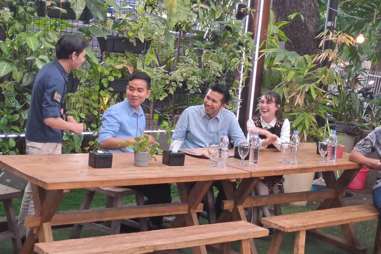 Cawapres Koalisi Indonesia Maju Gibran Rakabuming Raka makan bersama Wakil Gubernur Jawa Timur Emil Dardak di Area 47, Jakarta, Selasa (14/11/2023). 