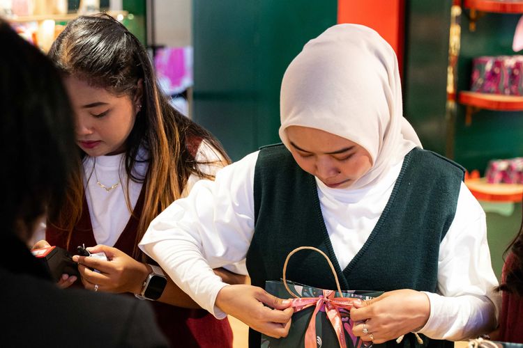 Pengunjung membeli kado di acara Wrapped in Love Event Experience Body Shop Indonesia.