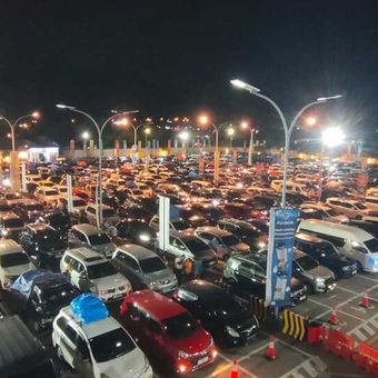 Suasana dermaga 6 Pelabuhan Merak, Cilegon, Banten Dipadati kendaraan yang menunggu masuk ke dalam kapal. Rabu (18/3/2026).