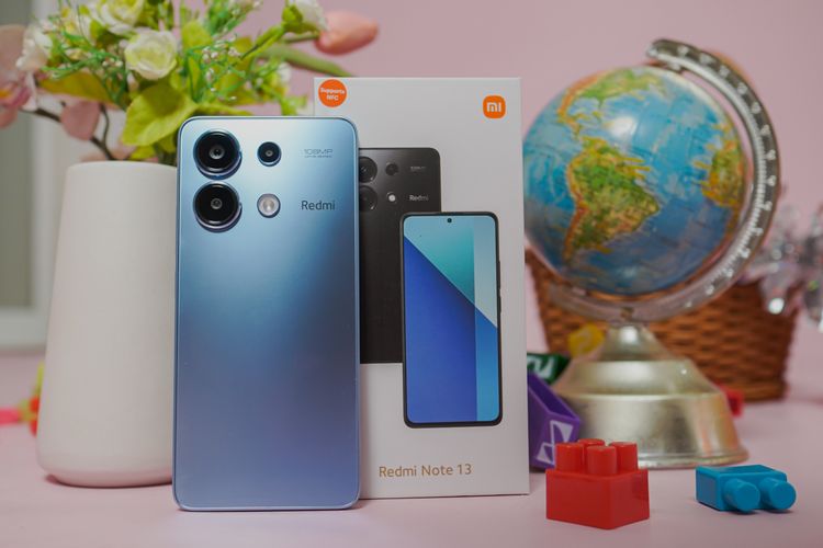 Ponsel Xiaomi Redmi Note 13 4G varian warna Ice Blue dan kotak kemasannya 